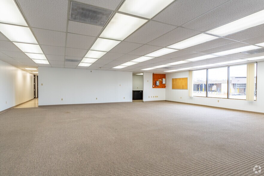 More Photos Of 2646 Metro Blvd, Maryland Heights Distribution For Sale