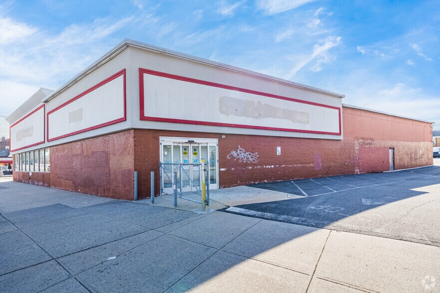 More Photos Of 17221 46th Ave, Flushing Freestanding For Lease