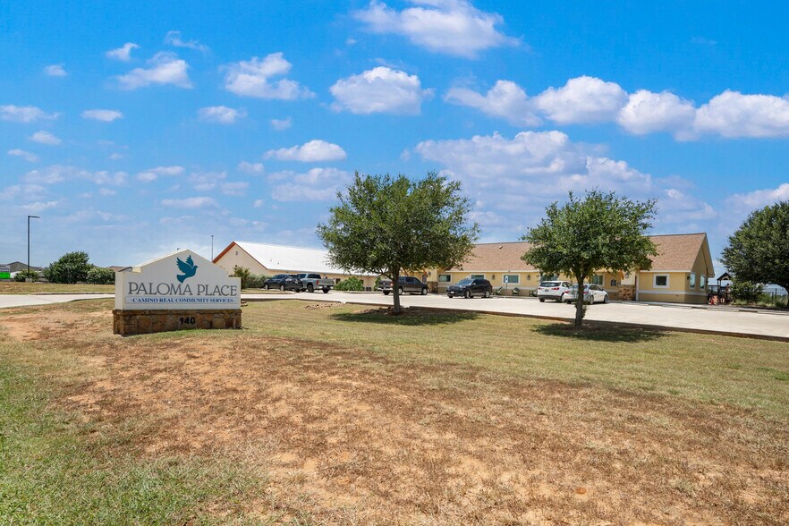 More Photos Of 140 Paloma Dr, Floresville Office For Sale