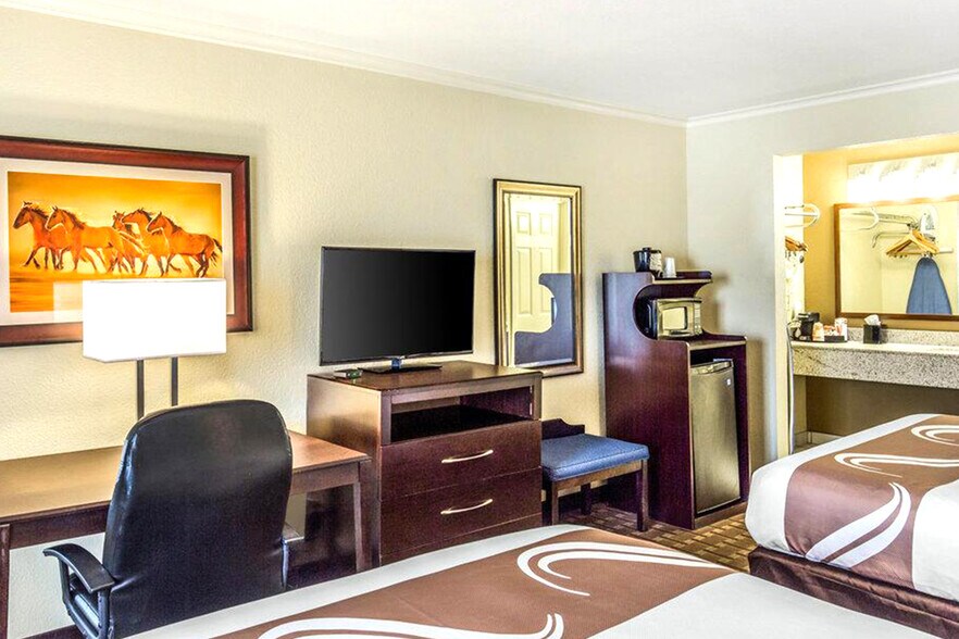More Photos Of 658 S Westdale Dr, Wichita Hotel For Sale