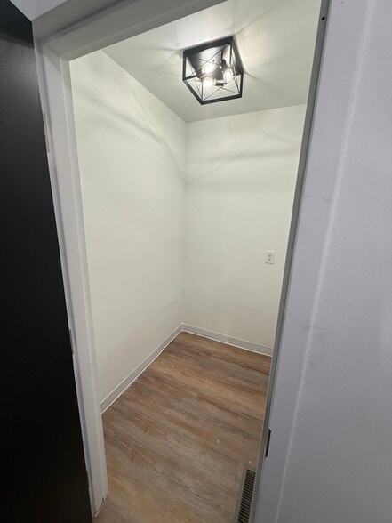 More Photos Of 522 W 8th St, Anderson Office For Lease