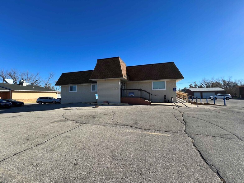 Primary Photo Of 2739 6th St SW, Cedar Rapids Veterinarian Kennel For Sale