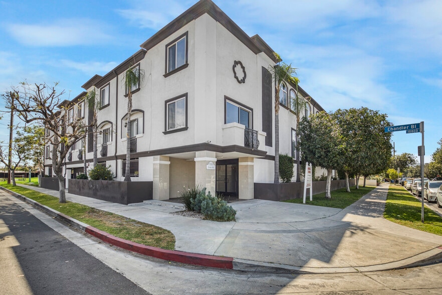 More Photos Of 5330 Satsuma Ave, North Hollywood Apartments For Sale