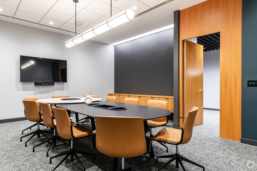 More Photos Of 2000 Center Dr, Hoffman Estates Office For Lease