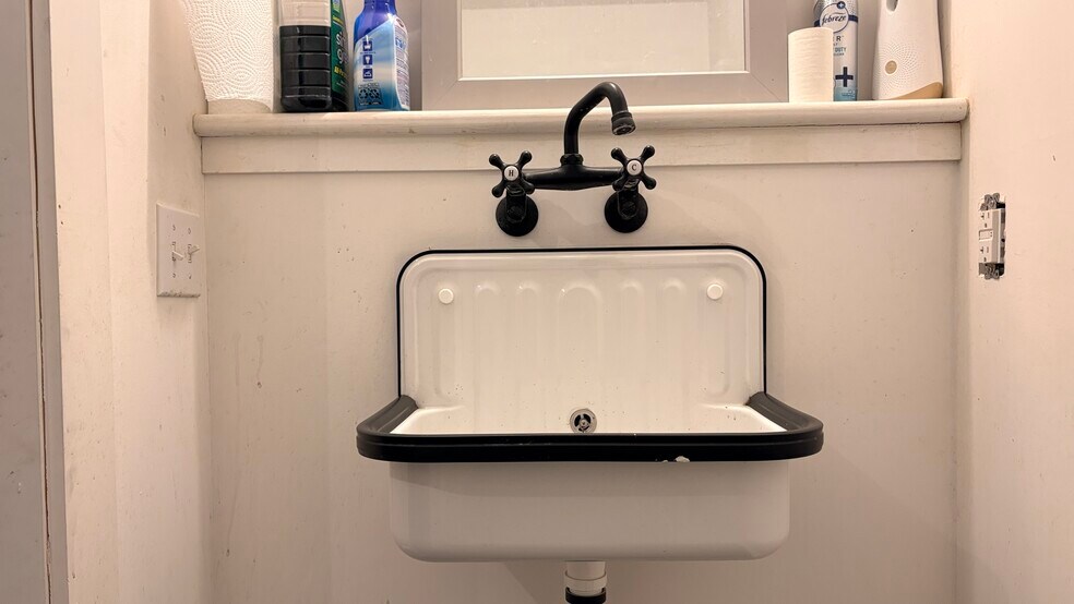 More Photos Of 620 1/2 Warren St, Hudson General Retail For Lease