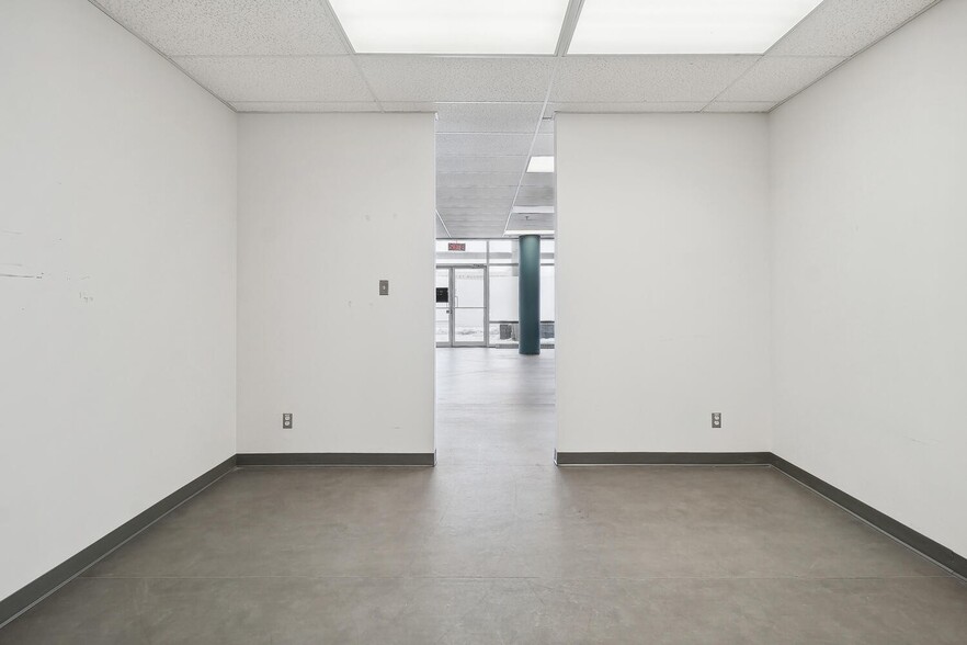 More Photos Of 10007 Boul Pie-IX, Montréal Office For Sale