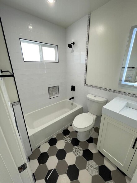 More Photos Of 553 N Flores St, Los Angeles Apartments For Sale