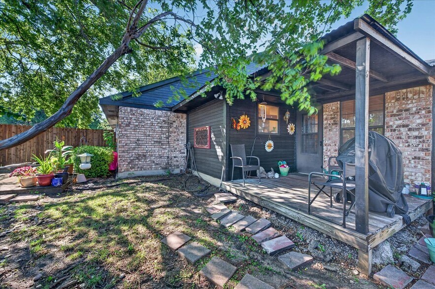 More Photos Of 210-212 Saint Marys Pl, Rockwall Apartments For Sale