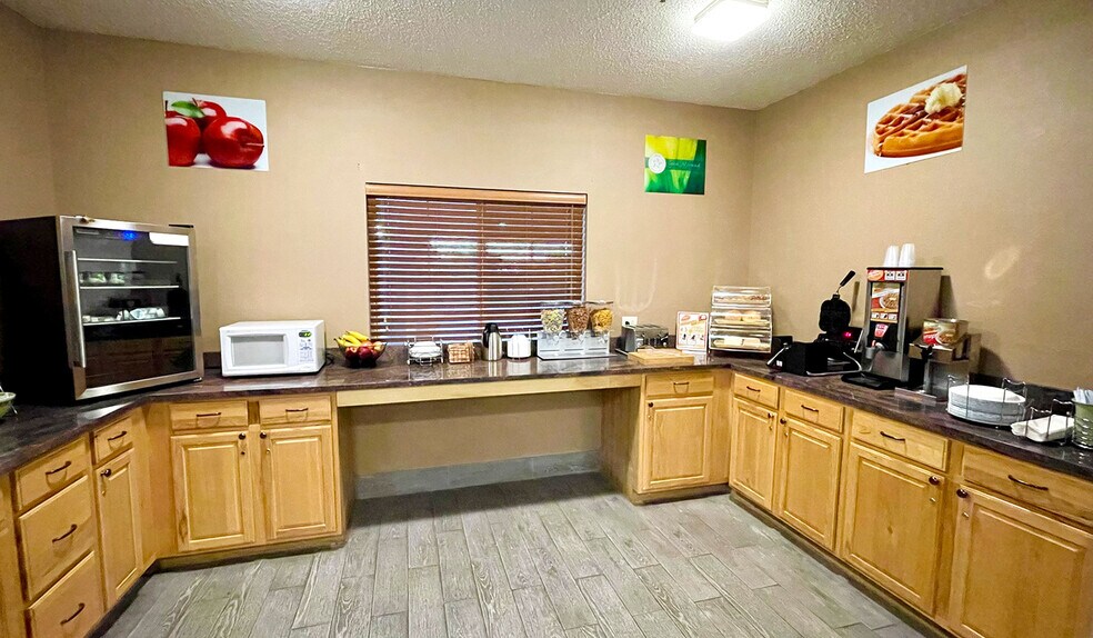 More Photos Of 717 E Bannerman Ave, Redgranite Hotel For Sale