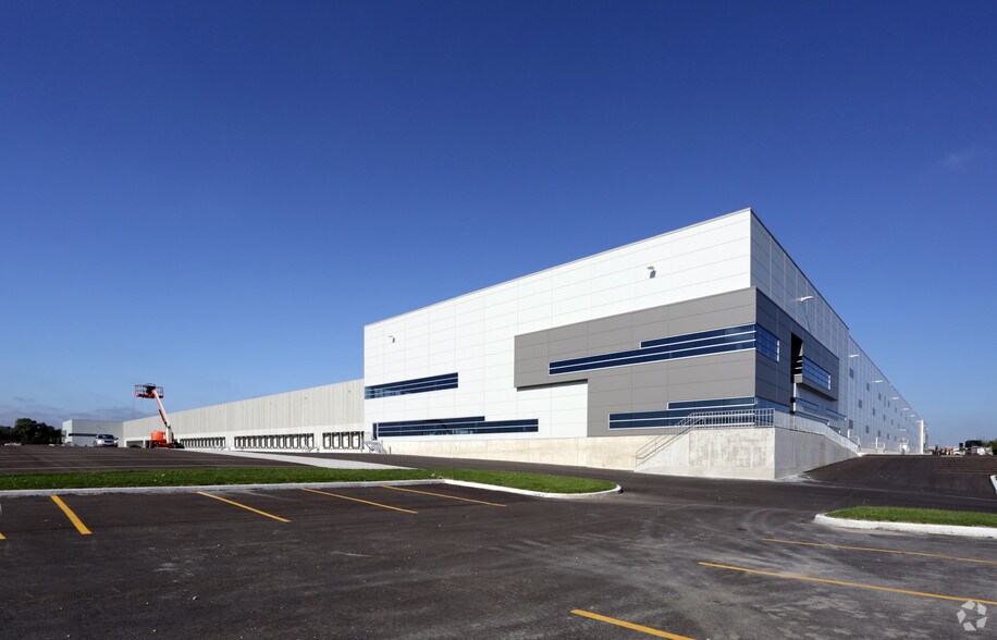 More Photos Of 8875 Torbram Rd, Brampton Distribution For Lease