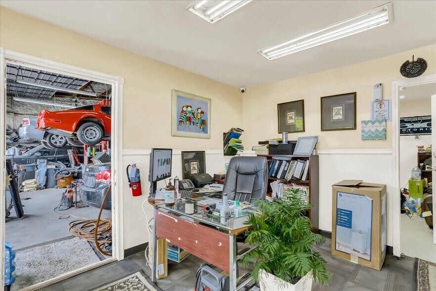 More Photos Of 8504 Hillcroft St, Houston Warehouse For Sale