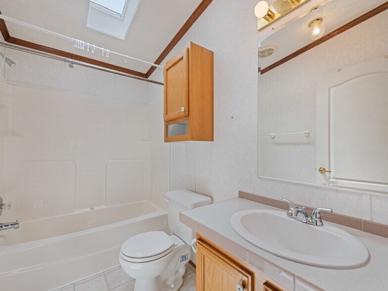 More Photos Of 25 Lester Ln, Waynesville Flex For Sale