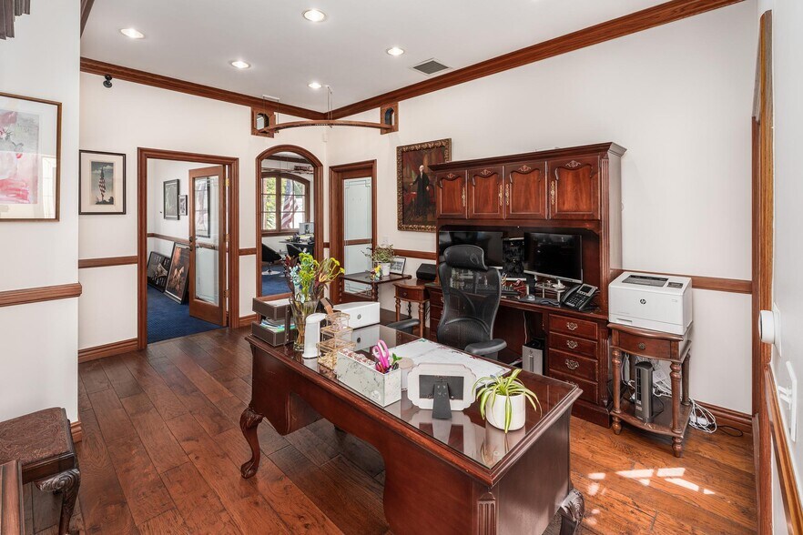 More Photos Of 8752 Holloway Dr, West Hollywood Office For Lease