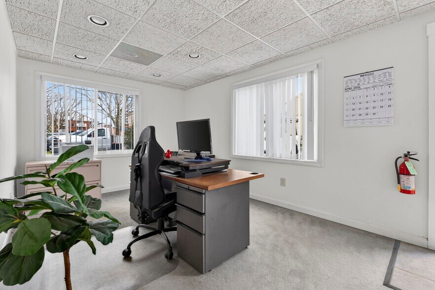 More Photos Of 24 Stickney Ter, Hampton Office For Sale