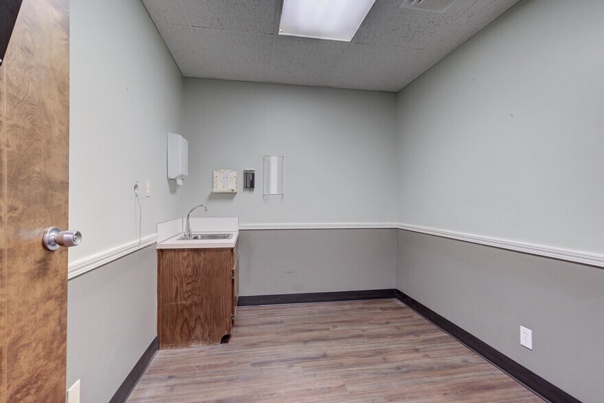 More Photos Of 3100 S Elm Pl, Broken Arrow Medical For Lease