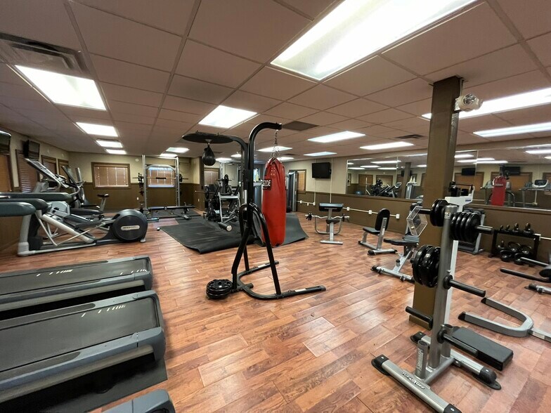 More Photos Of 913 4th St SW, Stanley Hotel For Lease