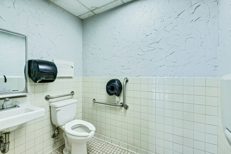 More Photos Of 5500 W Broadway Ave, Minneapolis Storefront Retail Office For Sale