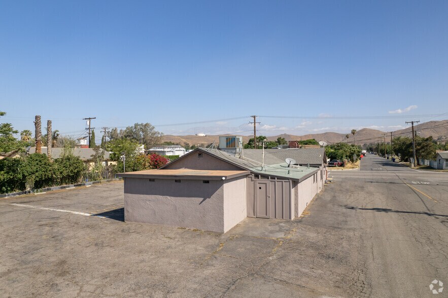 More Photos Of 9608 Mission Blvd, Jurupa Valley Bar For Sale