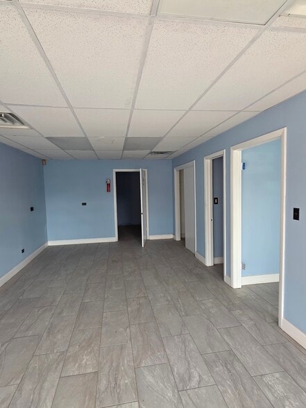 More Photos Of 1071 Waveland Ave, Franklin Park Warehouse For Sale