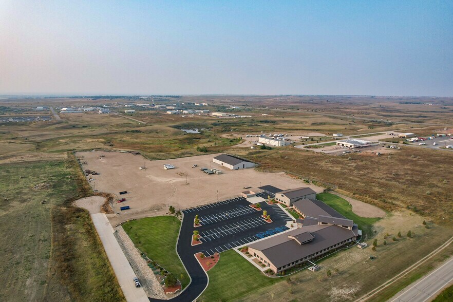 More Photos Of 10315 Camp Dr, Williston Flex For Lease