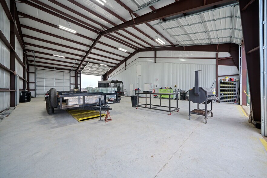 More Photos Of 200 N Yule Ave, Charlotte Office For Sale