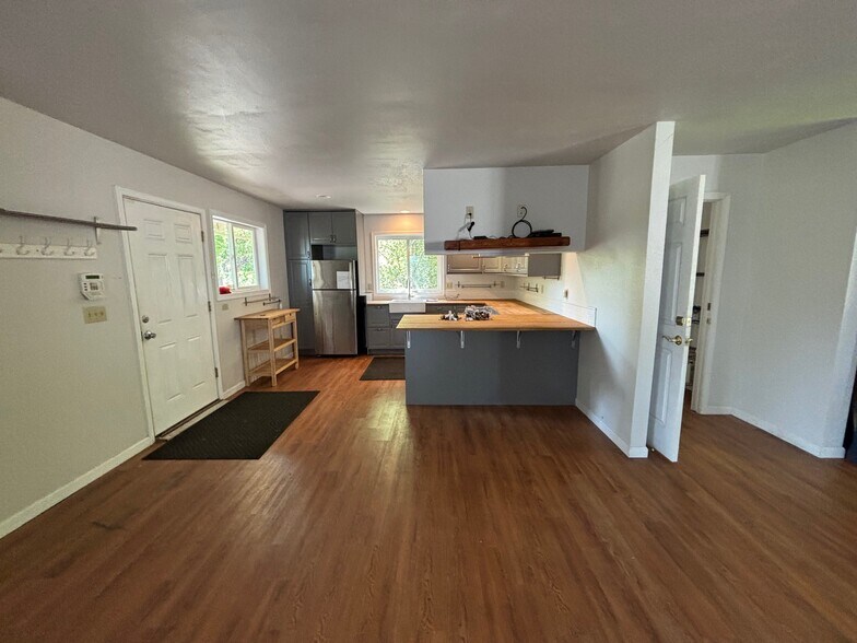 More Photos Of 15350 NE Sandy Blvd, Portland Office Residential For Sale