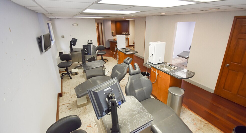 More Photos Of 940 25th St NW, Washington Apartments For Sale