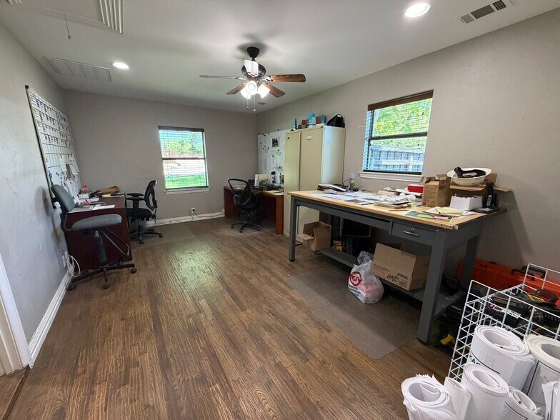 More Photos Of 414 N Kealy Ave, Lewisville Office For Sale