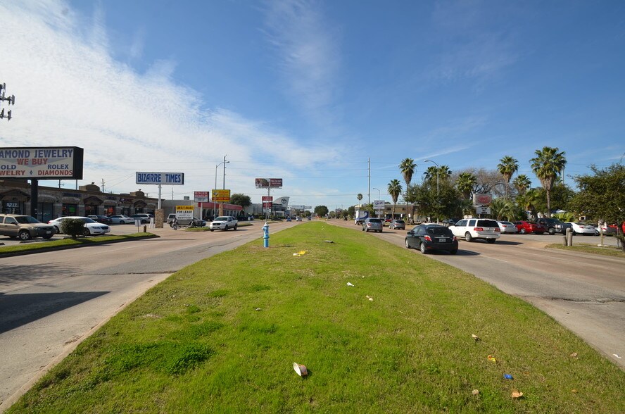 More Photos Of 5717 Richmond Ave, Houston Unknown For Lease