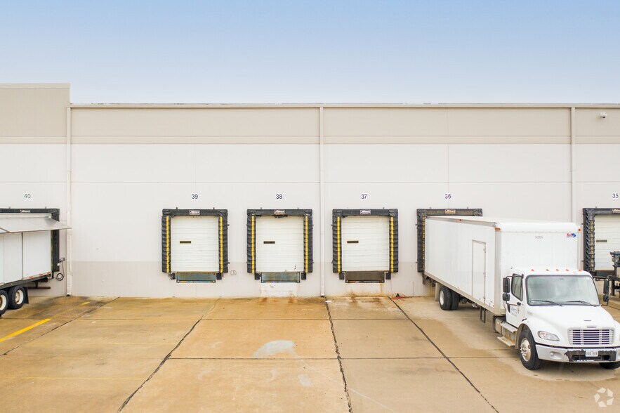 More Photos Of 13145-13185 Lakefront Dr, Earth City Warehouse For Lease