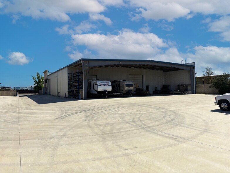 More Photos Of 1066 Carrier Parkway Ave, Bakersfield Warehouse For Lease