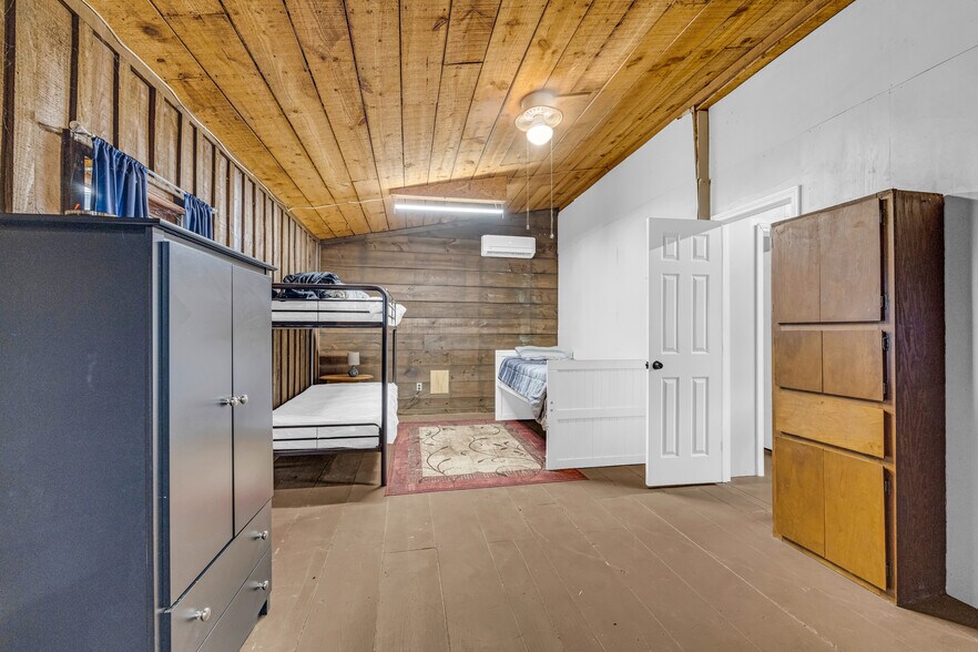 More Photos Of 252 Komplex Dr, Carnesville Warehouse For Sale