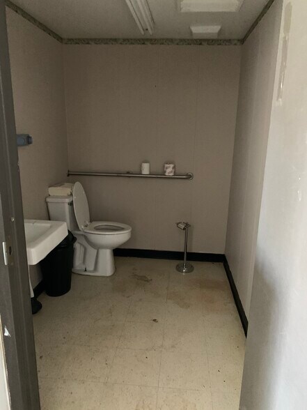 More Photos Of 2209-2211 Moody Rd, Warner Robins Coworking Space