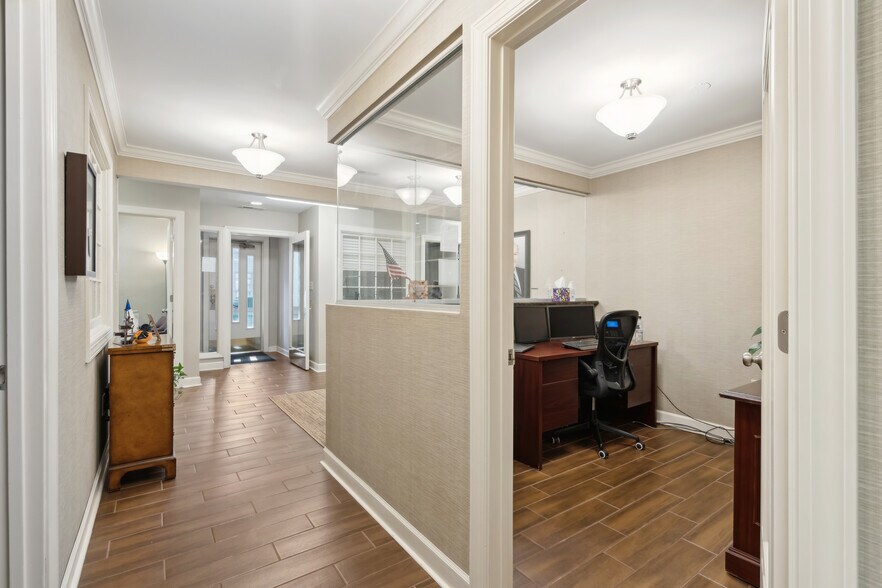 More Photos Of 15 Gamecock Ave, Charleston Office For Sale