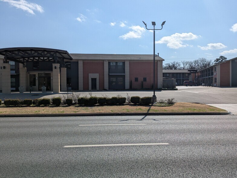 More Photos Of 3100 W Northwest Loop 323, Tyler Hotel For Sale