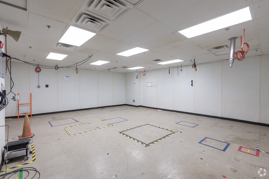 More Photos Of 3775 Kensington Ave, Philadelphia Light Distribution For Lease