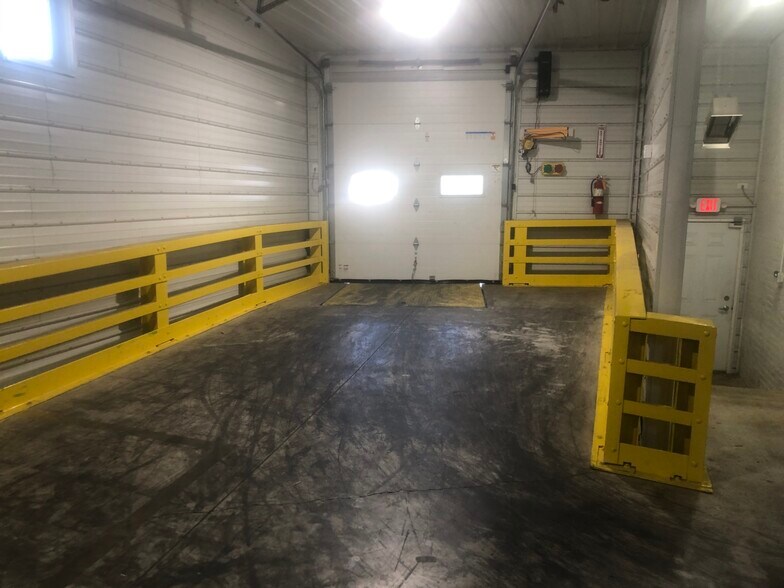 More Photos Of 2826 Barnes Ave, Indianapolis Warehouse For Lease