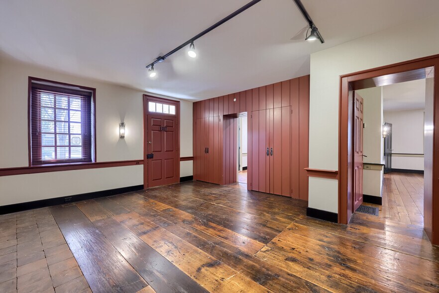 More Photos Of 711 Hartman Station Rd, Lancaster Office Residential For Lease