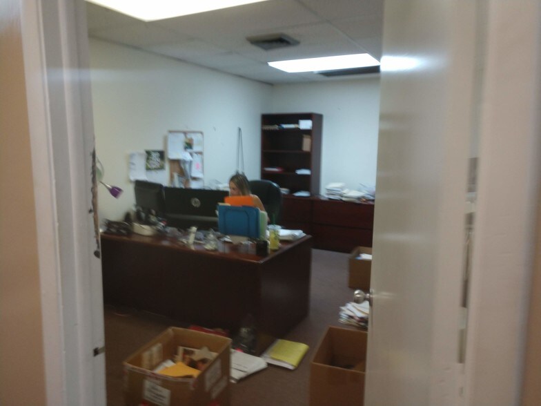 More Photos Of 3001-3017 Greene St, Hollywood Showroom For Lease