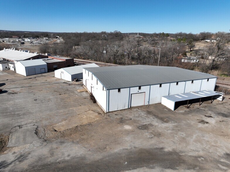 More Photos Of 519 W Dewey Ave, Sapulpa Manufacturing For Lease