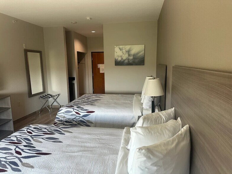 More Photos Of 702 Highway 146 S, La Porte Hotel For Sale