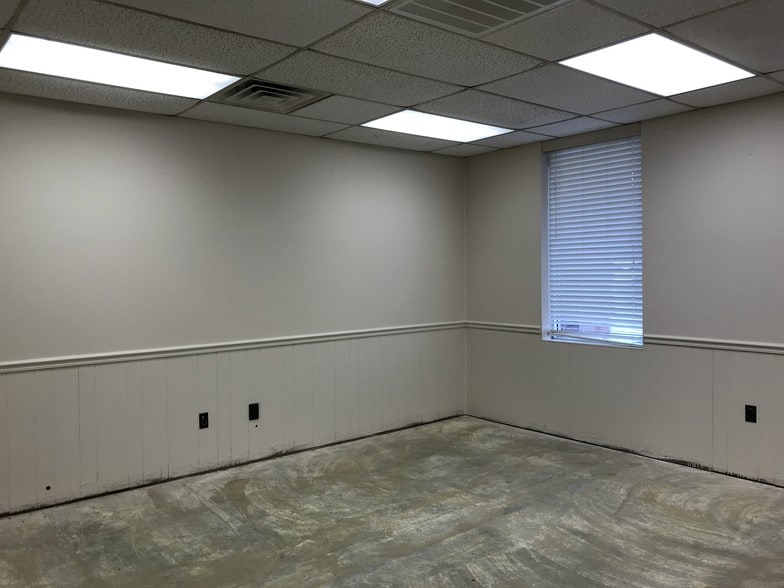 More Photos Of 2236 Southern Ave, Fayetteville Warehouse For Lease