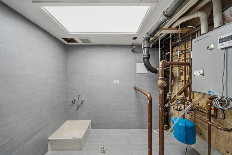 More Photos Of 619 W Randolph St, Chicago Restaurant For Sale