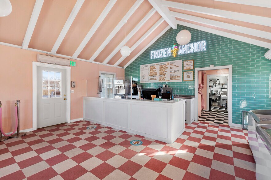 More Photos Of 478 W Lake Dr, Montauk Storefront Retail Office For Sale