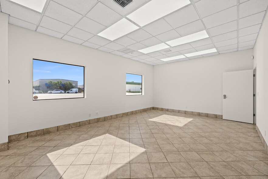 More Photos Of 138 Coremark Ct, Bakersfield Service For Lease