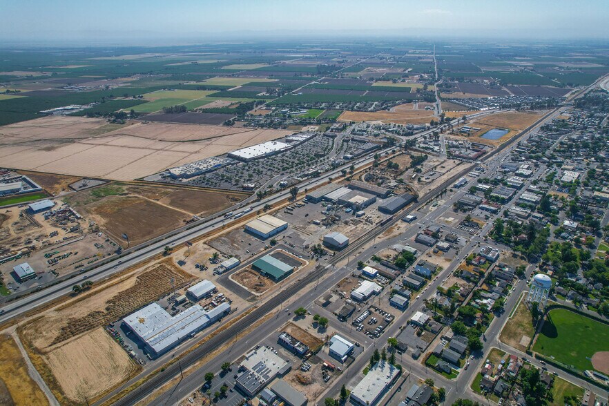 More Photos Of 695 Atwater Blvd, Atwater General Retail For Sale