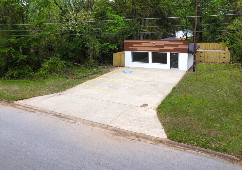 More Photos Of 2410 Angeline St, Kilgore Freestanding For Lease