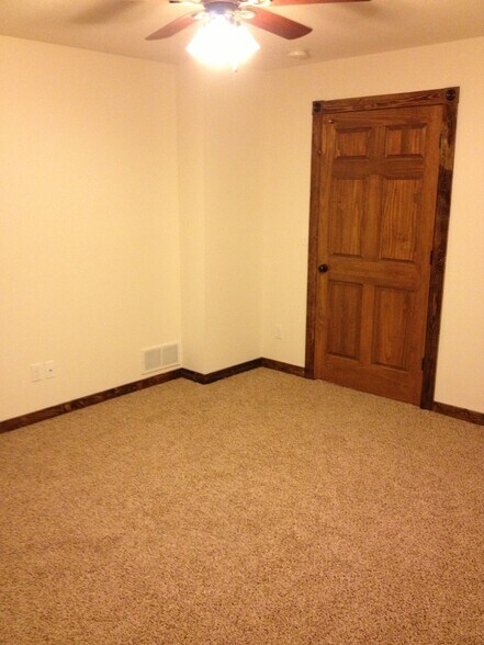 More Photos Of 1004 15th Ave SE, Rochester Flex For Sale