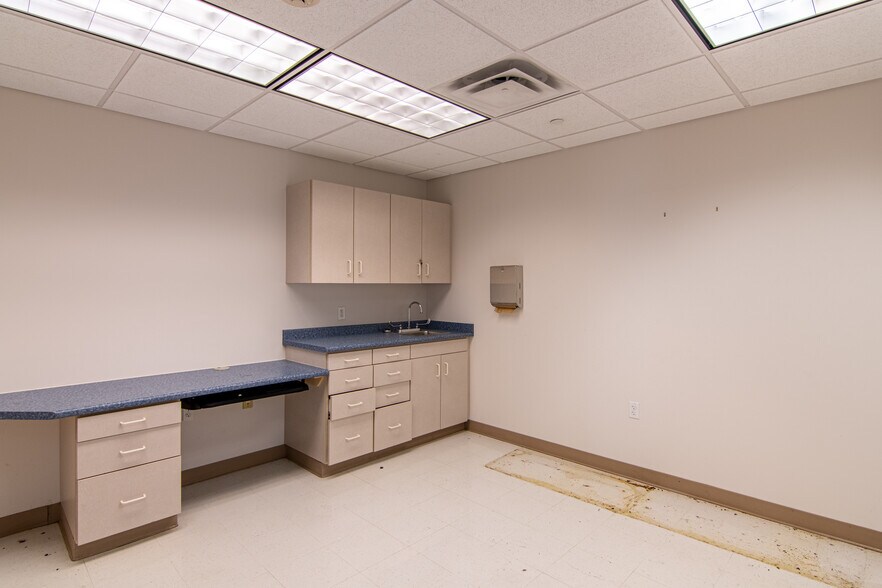 More Photos Of 201 W 5th St, Bonham Medical For Lease