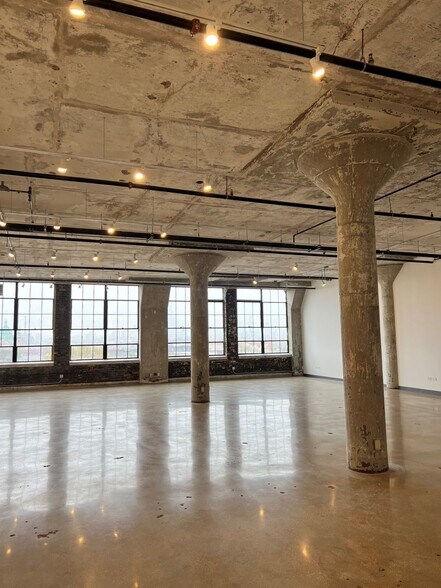 More Photos Of 1010 W 35th St, Chicago Flex For Lease
